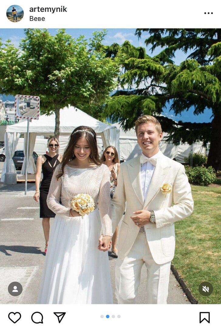 29-летний сын певицы Валерии Артемий показал фото с тайной свадьбы в Швейцарии