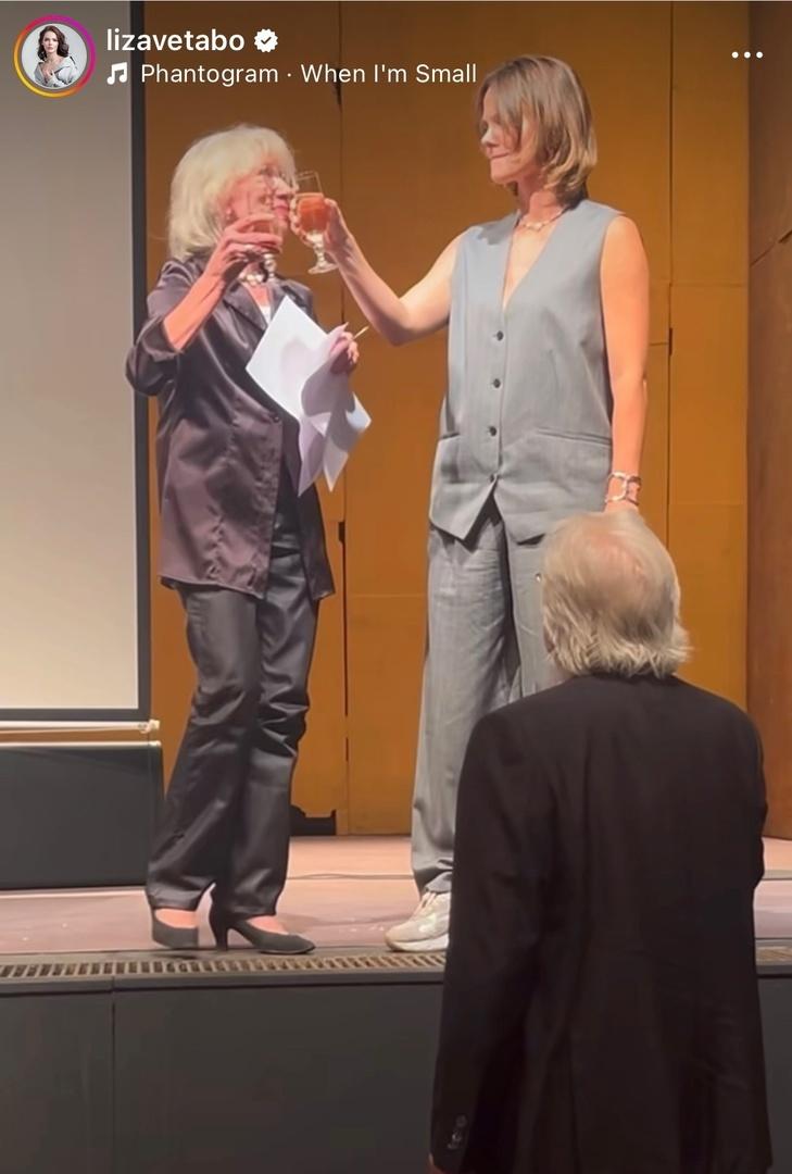 Актриса Боярская (справа)