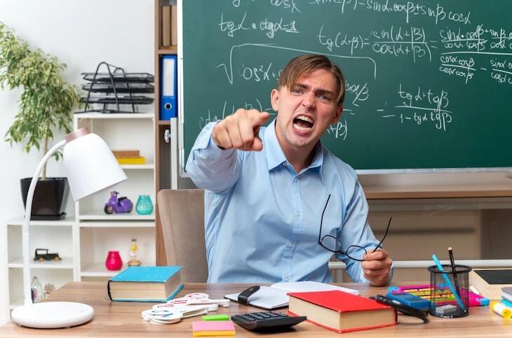 Обещал помочиться: учитель в Копейске поставил на колени школьника из-за плохого поведения