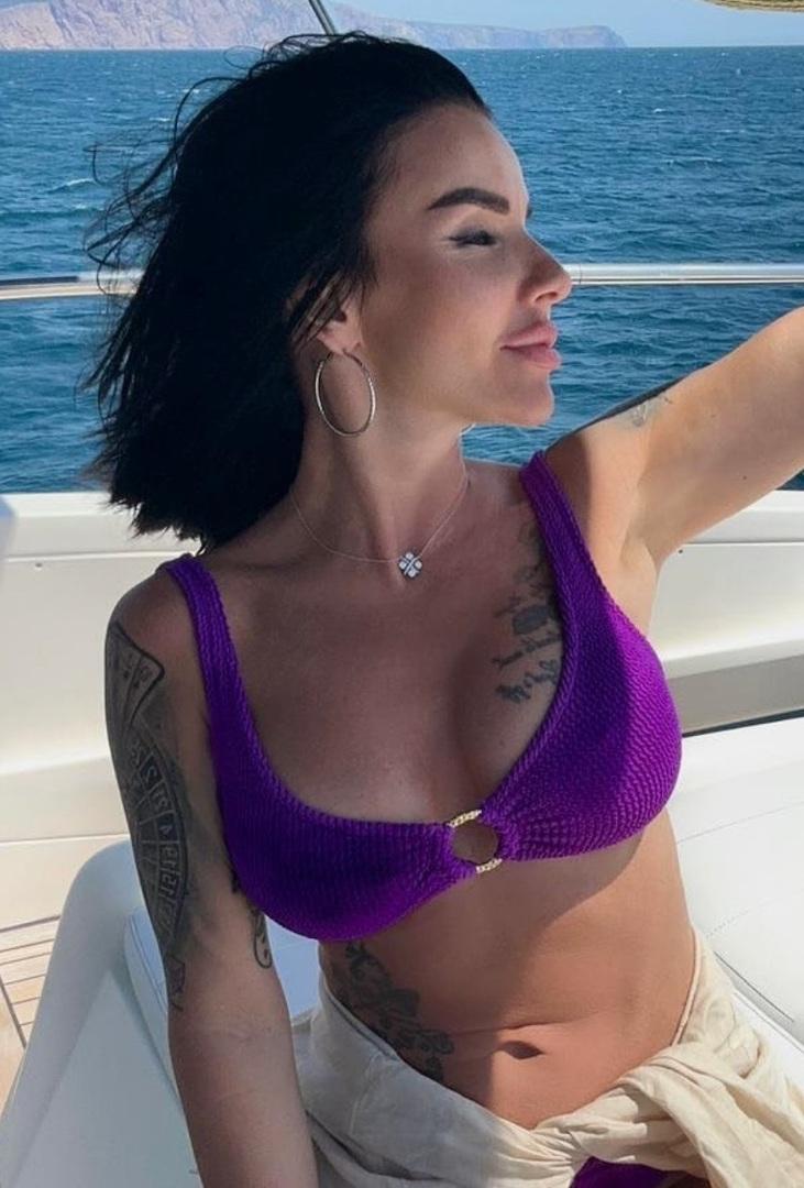 40-летняя Юлия Волкова похвасталась фигурой во время прогулки на яхте