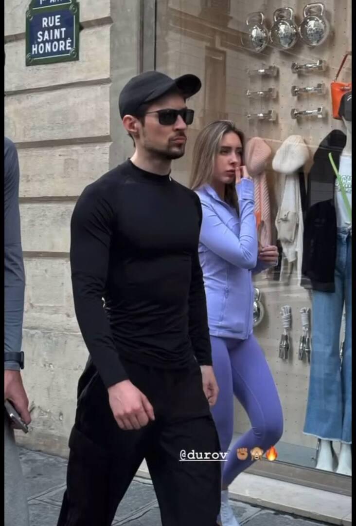 Выглядят встревоженными: Павла Дурова и его девушку вновь заметили на улицах Парижа