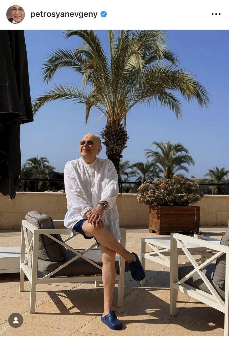 Исхудавший 79-летний юморист Евгений Петросян снялся в шортах на отдыхе в Турции