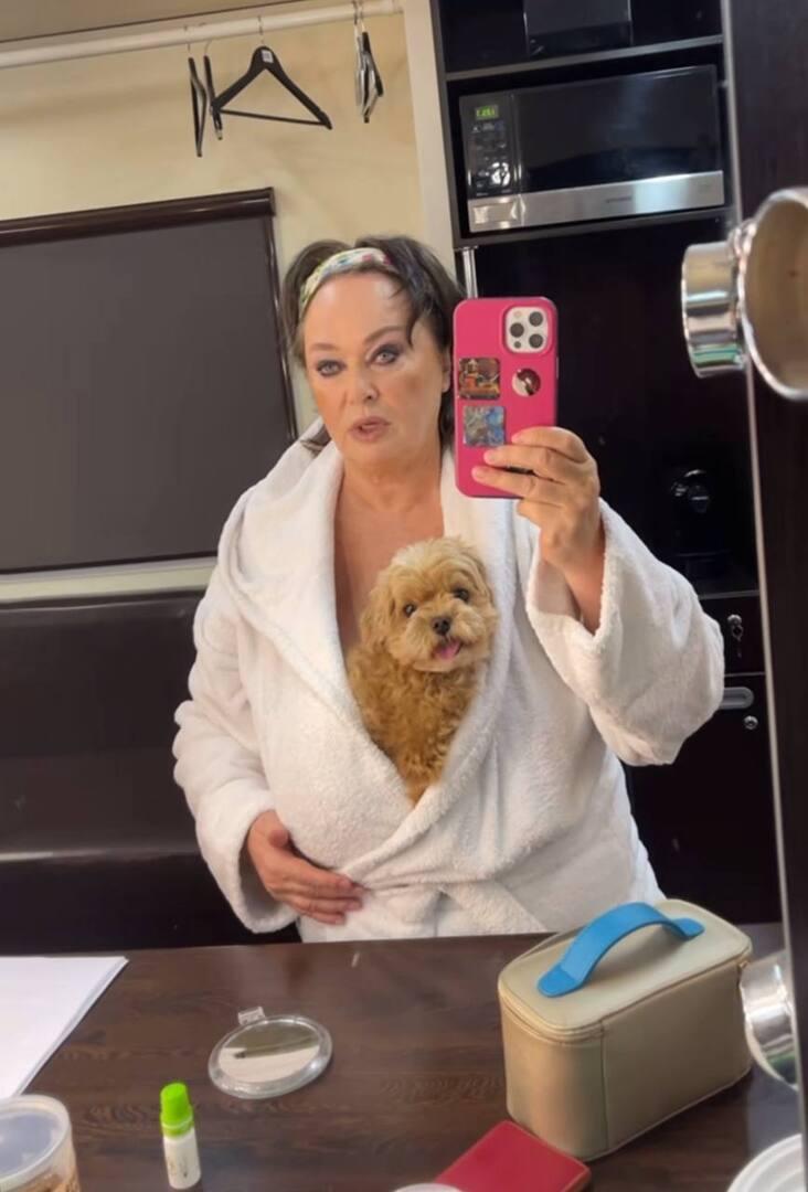 Лариса Гузеева после волны критики вновь перекрасилась в брюнетку