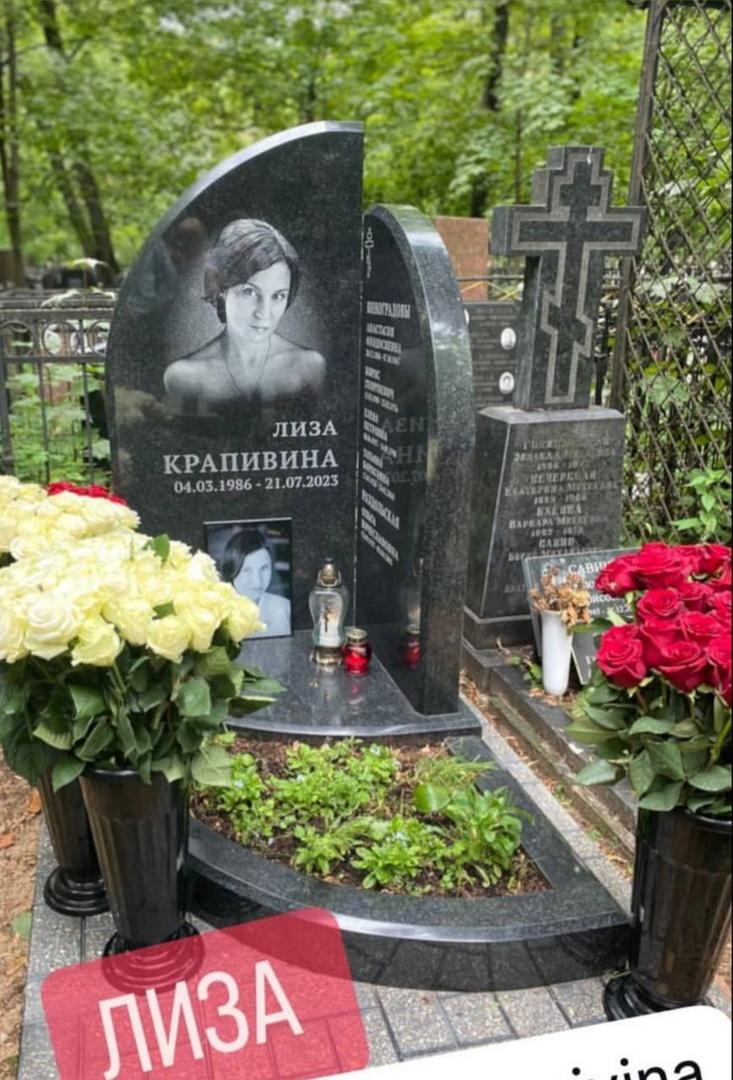 «Прошел год, как ты покинула мир»: певец Жека показал могилу умершей в 37 лет жены