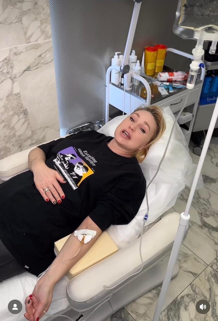 Истыкана иголками: измученная Довлатова не может встать с больничной койки