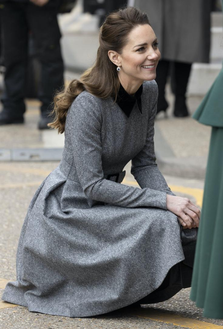 Сама скромность: Кейт Миддлтон похвасталась точеными ногами в «школьном» платье