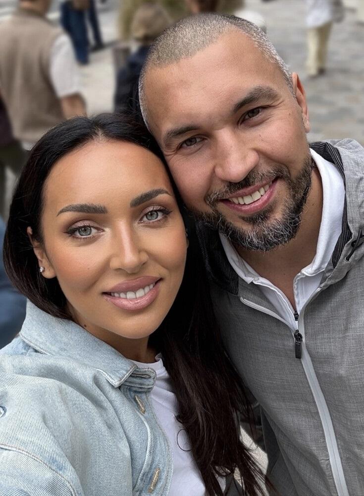 «Похожи?»: Алсу спровоцировала спор в Сети из-за редкого семейного фото