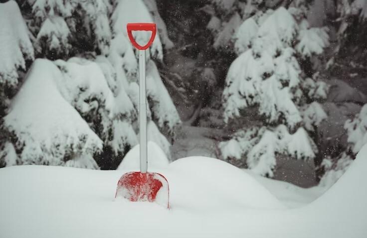 «Вся голова в крови»: пьяный сантехник в Якутске сбросил снег на 7-летнего ребенка