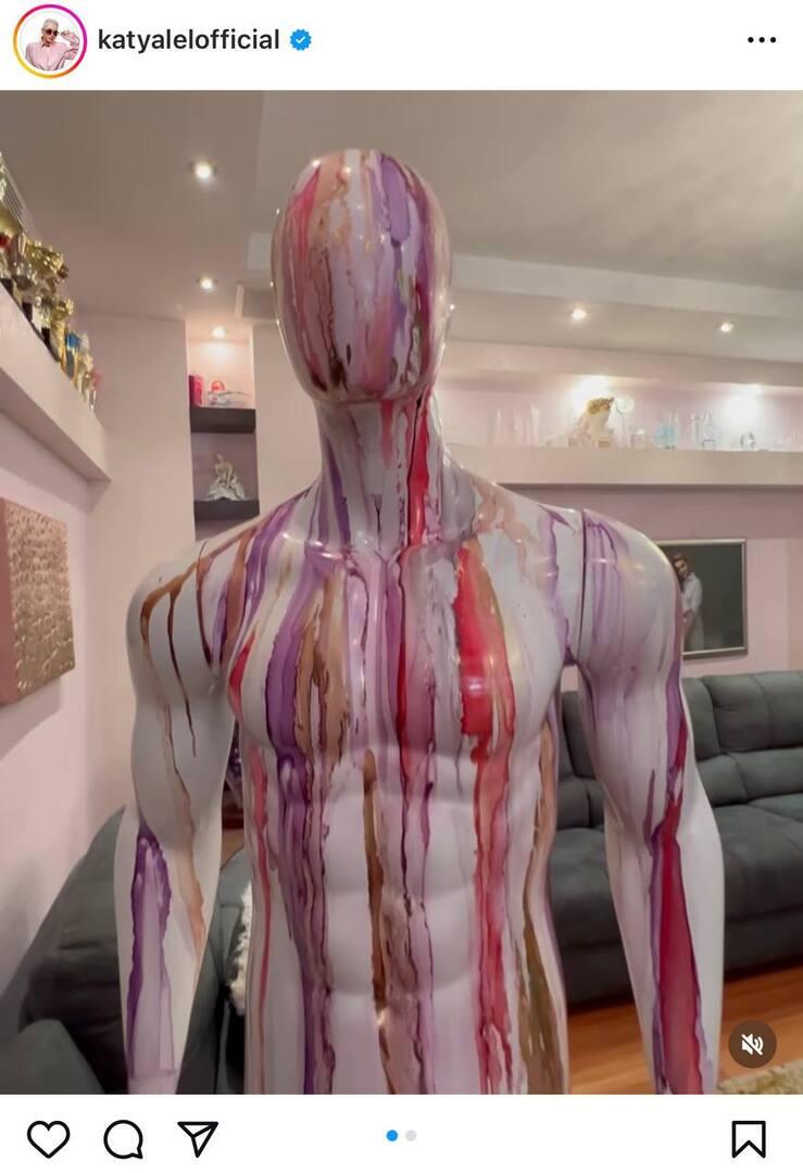 Катя Лель показала «космического мужчину», который живет у нее дома