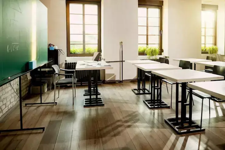 Пинал в живот и оскорблял: пятиклассник избил девятиклассницу на уроке в Екатеринбурге