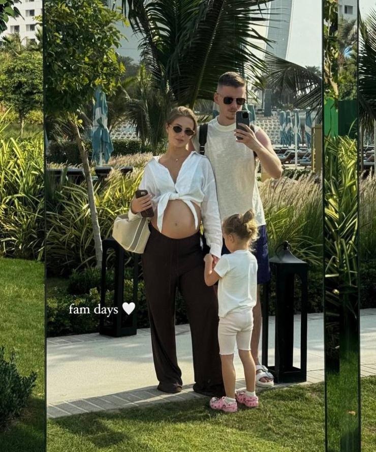 Беременная невестка Валерии показала живот во время прогулки по Дубаю