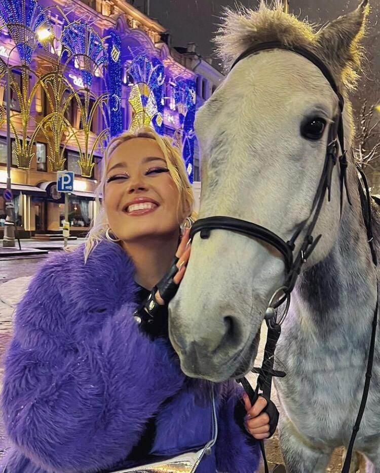 Клава Кока засветила на фото своего нового жеребца