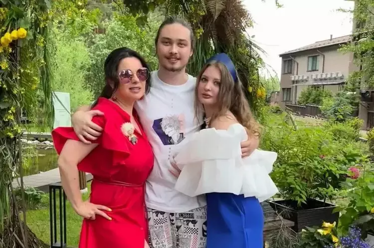 Наташа Королева с сыном Архипом и его невестой