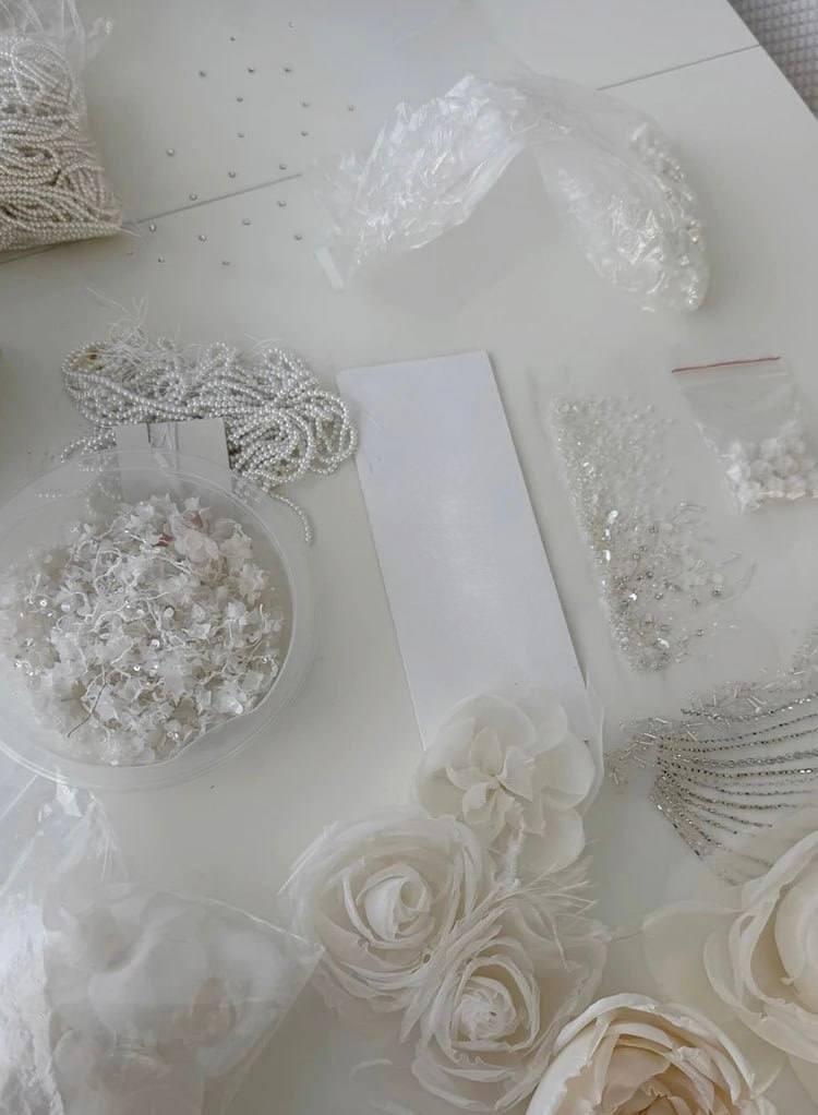 Шьет платье на заказ? Беременная Агата Муцениеце готовится к скорой свадьбе с Петром Дрангой