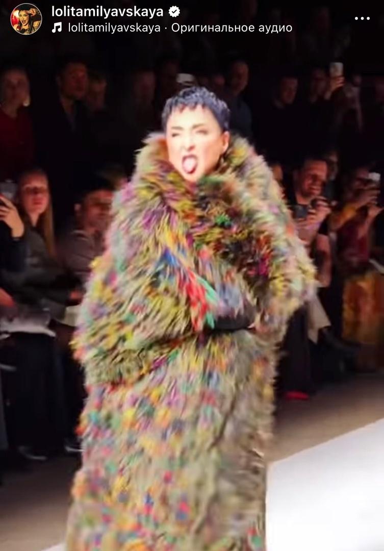 Показала язык: певица Лолита стала моделью и вышла на подиум