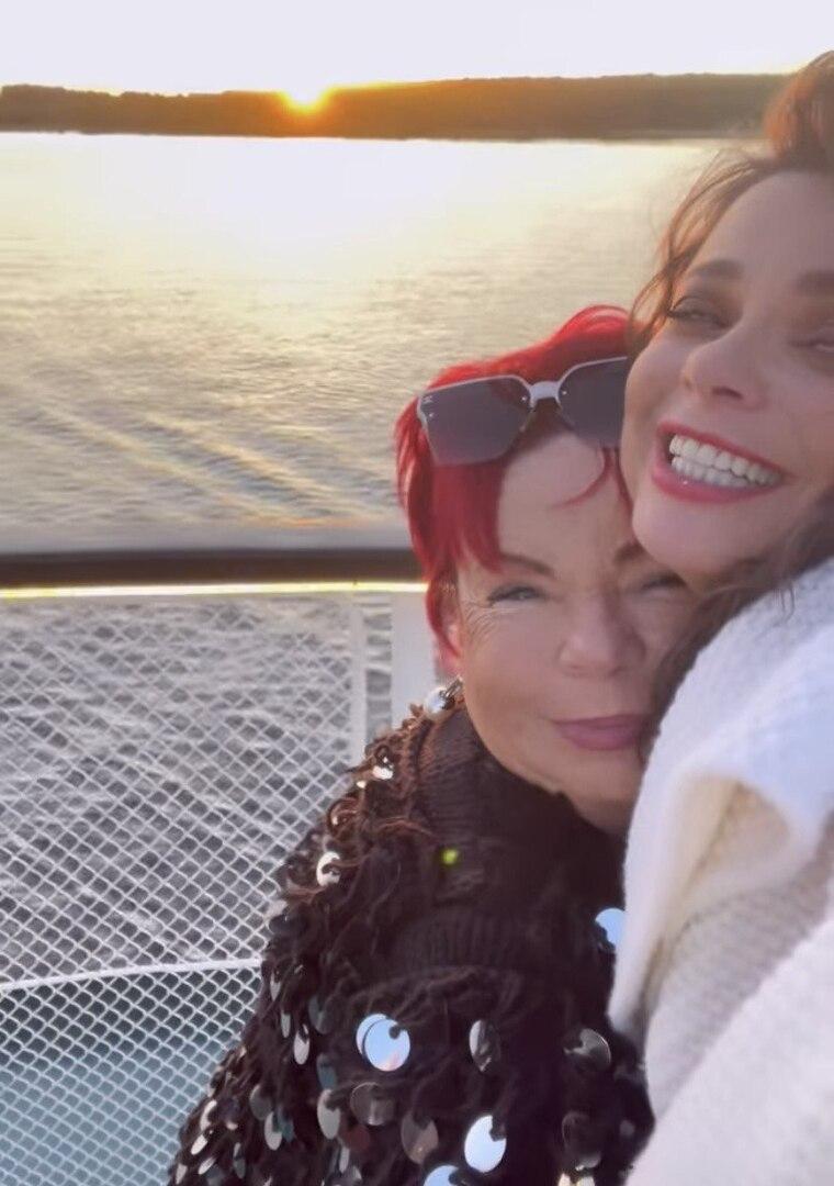 Наташа Королева с мамой на вечеринке