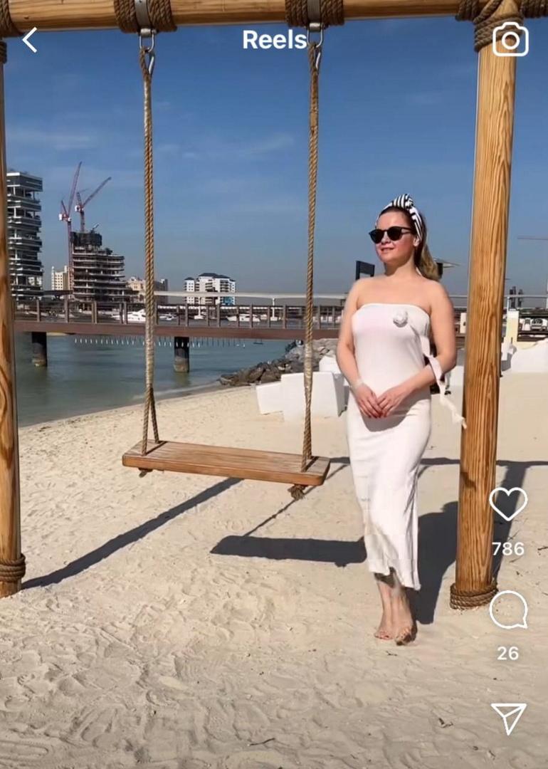 Певица Юлия Проскурякова снялась на пляже в Дубае после слов о лишнем весе