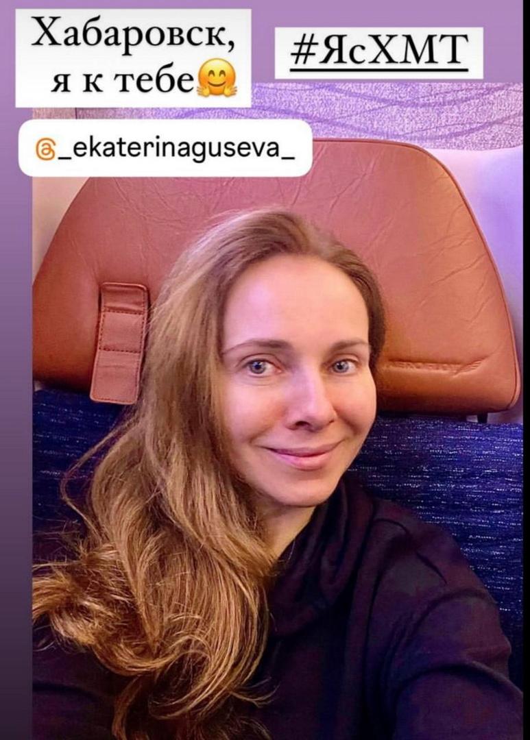 48-летняя актриса из «Бригады» Екатерина Гусева снялась без макияжа в самолете