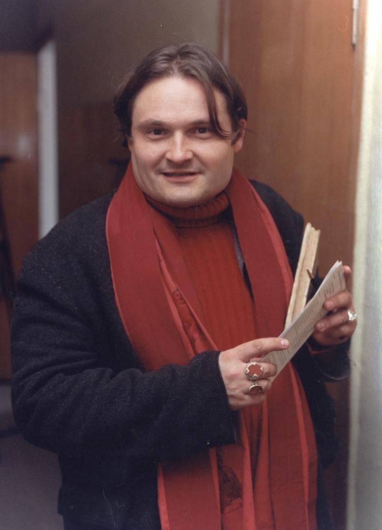 Побег в Париж, критика коллег и блошиные рынки: как живет Александр Васильев после СВО