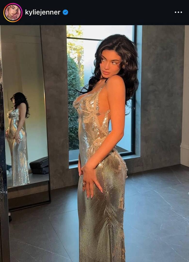 «Шикарная»: Кайли Дженнер вышла в свет в платье из «жидкого металла»