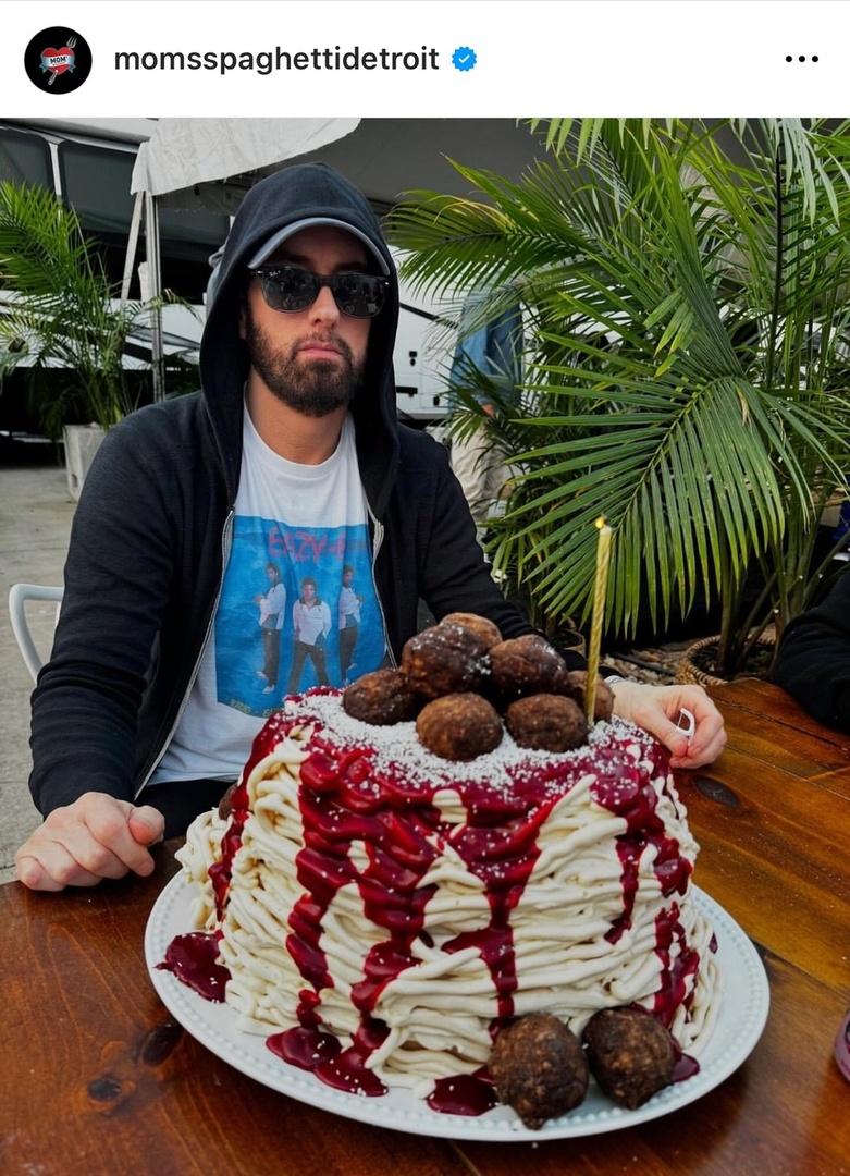 Рэперу Эминему подарили необычный торт на 52-летие: как он выглядит