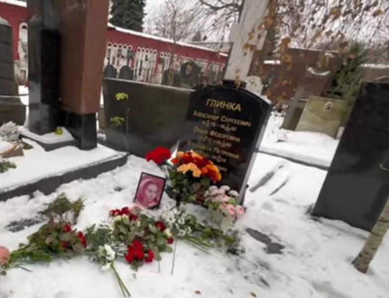 Розы на снегу и скромный памятник: как сейчас выглядит могила Доктора Лизы, погибшей в авиакатастрофе