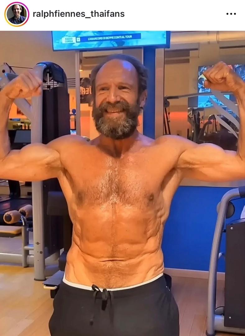 62-летний актер Рэйф Файнс показал подтянутое телосложение для съемок в фильме