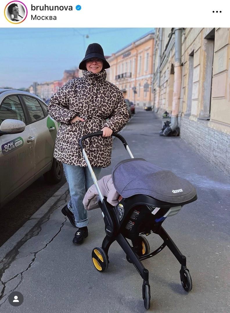 Татьяна Брухунова показала, как гуляет с дочерью от Евгения Петросяна в коляске