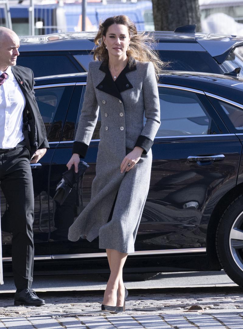 Фигура на зависть: Кейт Миддлтон встретила королеву Дании в облегающей юбке