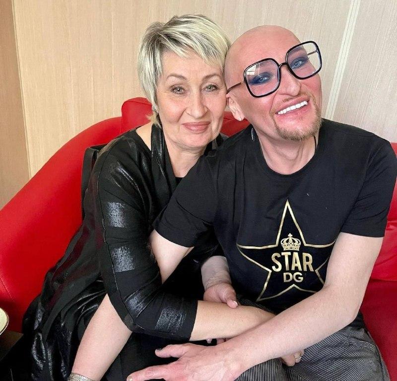 Как две капли воды: Шура показал фото с красавицей-мамой в ее день рождения