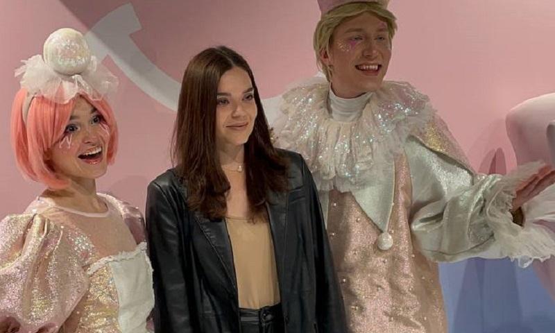 Аделина Сотникова появилась на публике в черном кожаном костюме