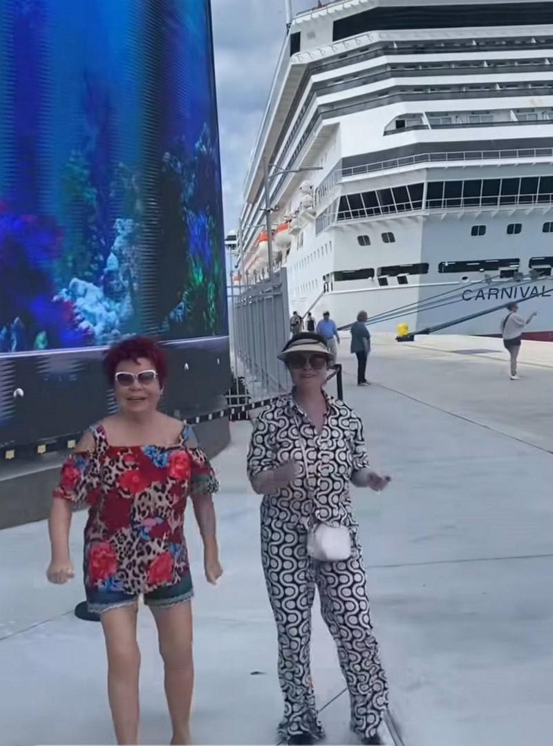 Мама Наташи Королевой станцевала в коротких шортах на свое 78-летие в Майами