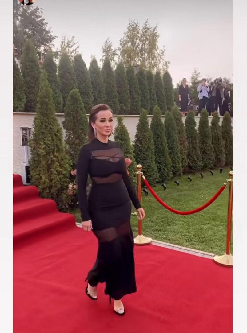 «Фигура какая стала»: Анфиса Чехова вышла в свет в платье с прозрачными вставками