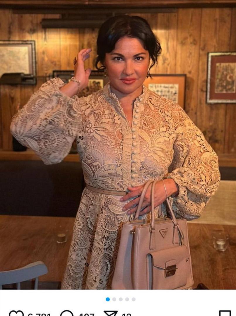 Певица Анна Нетребко и актриса Анфиса Чехова вышли в свет в одинаковых платьях