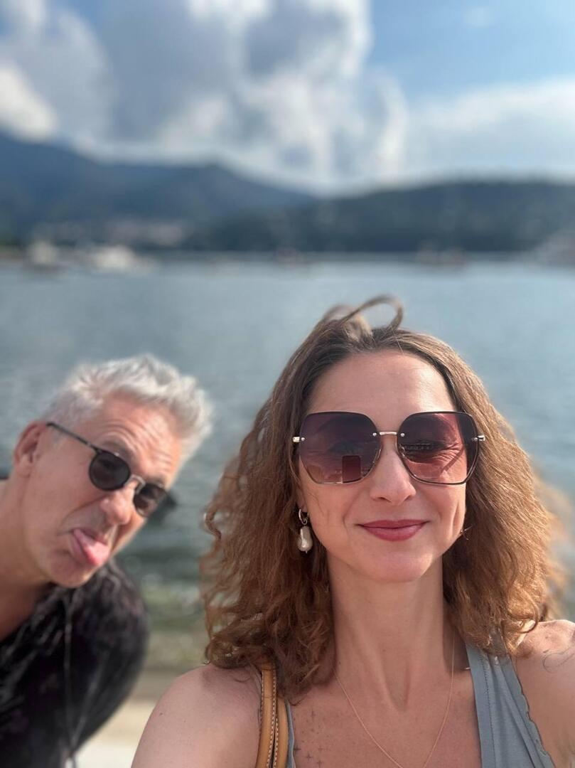 Актер Олег Меньшиков показал, как отдыхает с молодой женой в Италии