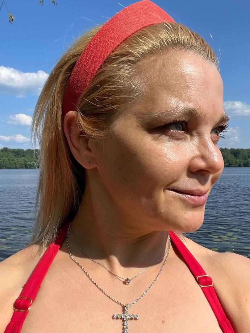 Седина, морщины и пигментные пятна: Ирина Пегова ужаснула фанатов своим видом без макияжа