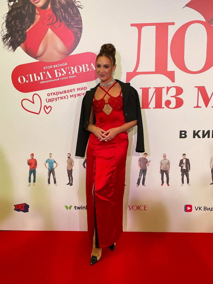 «Пиджак с чужого плеча»: модный эксперт оценила образ Бузовой на показе фильма