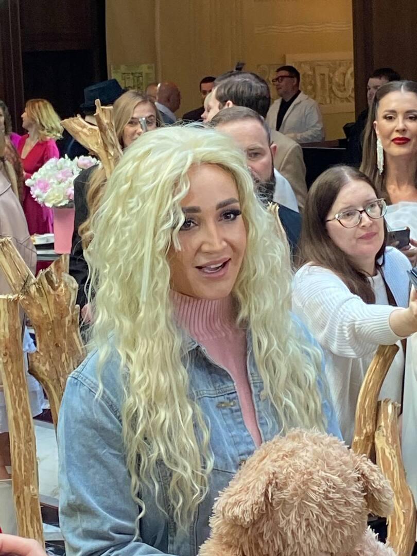 «Такой вы меня узнали»: Бузова примерила образ 20-летней давности из «Дома-2»