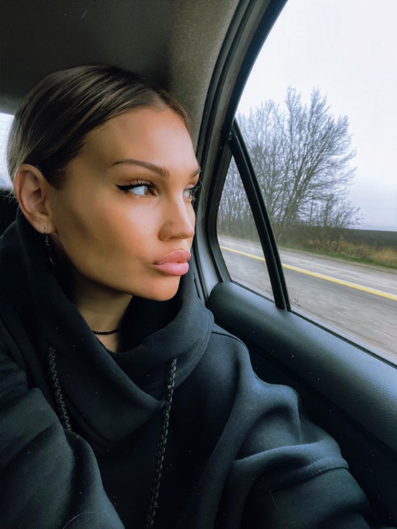 «Та самая с голосом навигатора и колонки»: Сандра Мантика о пранках, музыке и желании спеть с SHAMAN