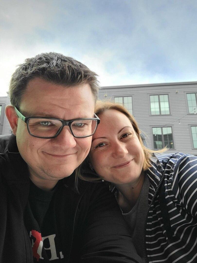 «Мода в США и в России очень отличается»: американский стилист о работе с Мэй Маск, эмиграции и русских звездах