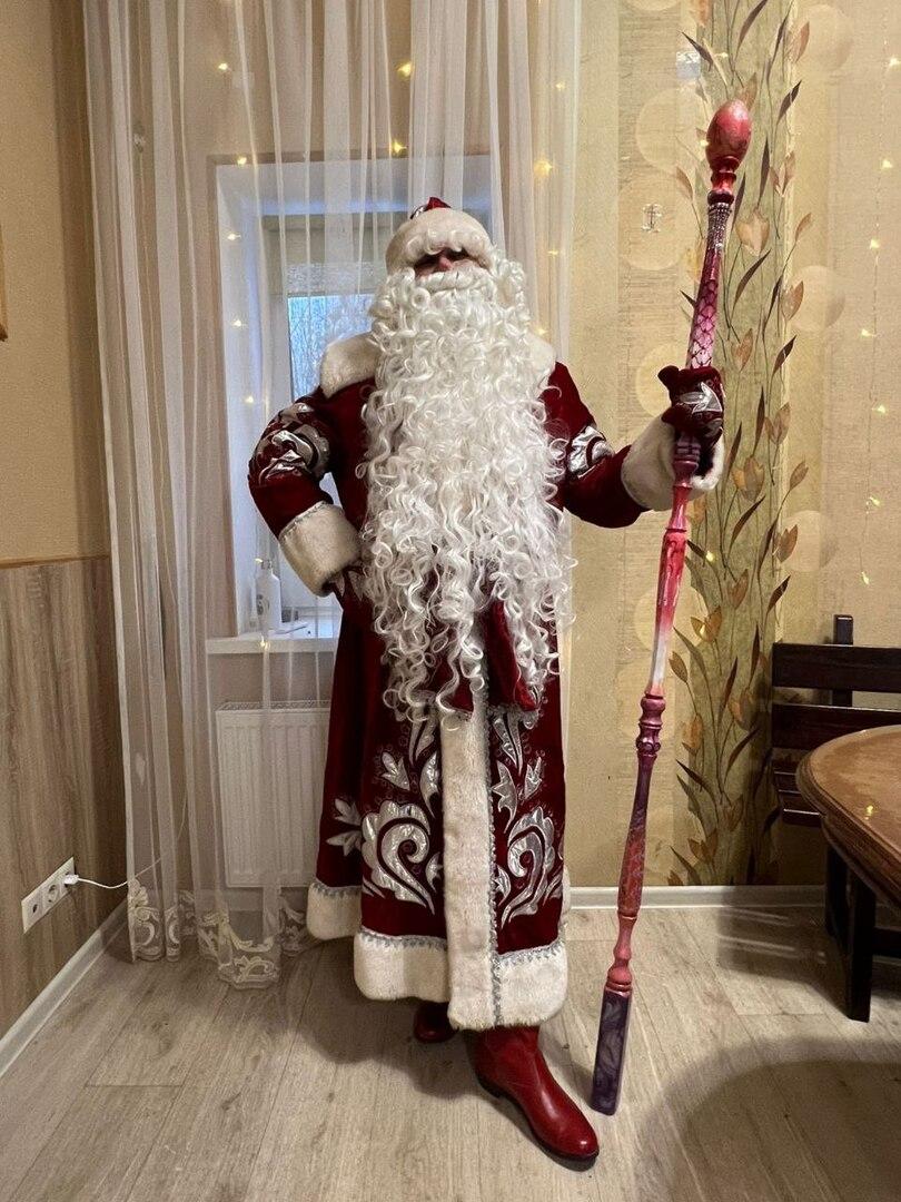 Полмиллиона за сезон и выступления в лесу: Деды Морозы рассказали о непростых буднях в новогодние праздники