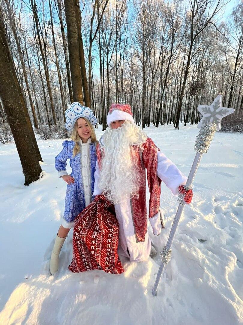 Полмиллиона за сезон и выступления в лесу: Деды Морозы рассказали о непростых буднях в новогодние праздники