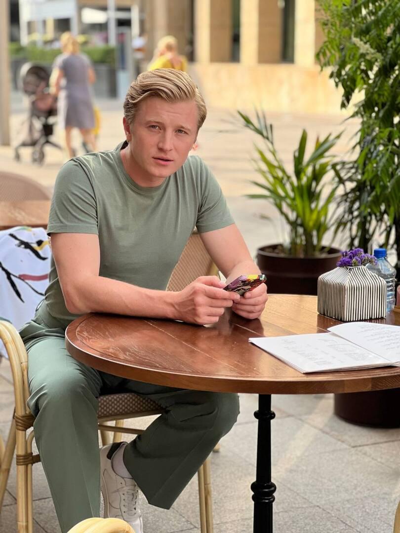 «Хотел бы побриться налысо для роли, но не могу себе позволить»: Вячеслав Чепурченко о съемках в сериалах, хейте и семье