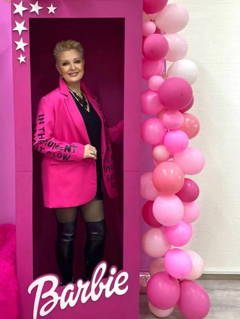 59-летняя певица Маргарита Суханкина примерила образ в стиле Барби