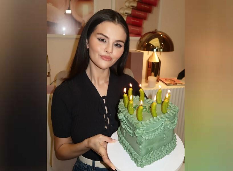 Певица Селена Гомес отпраздновала 33-й день рождения тортом с солеными огурцами