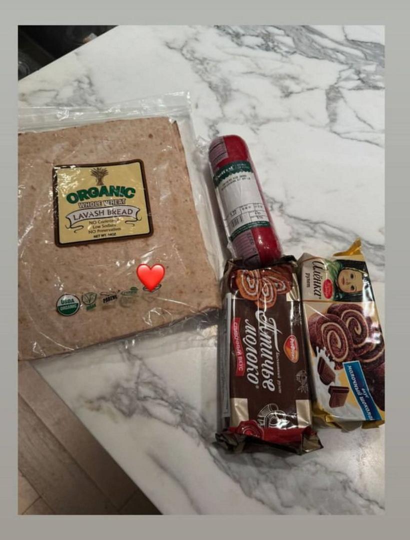 Ирина Шейк побаловала себя российскими сладостями после показа Victoria’s Secret