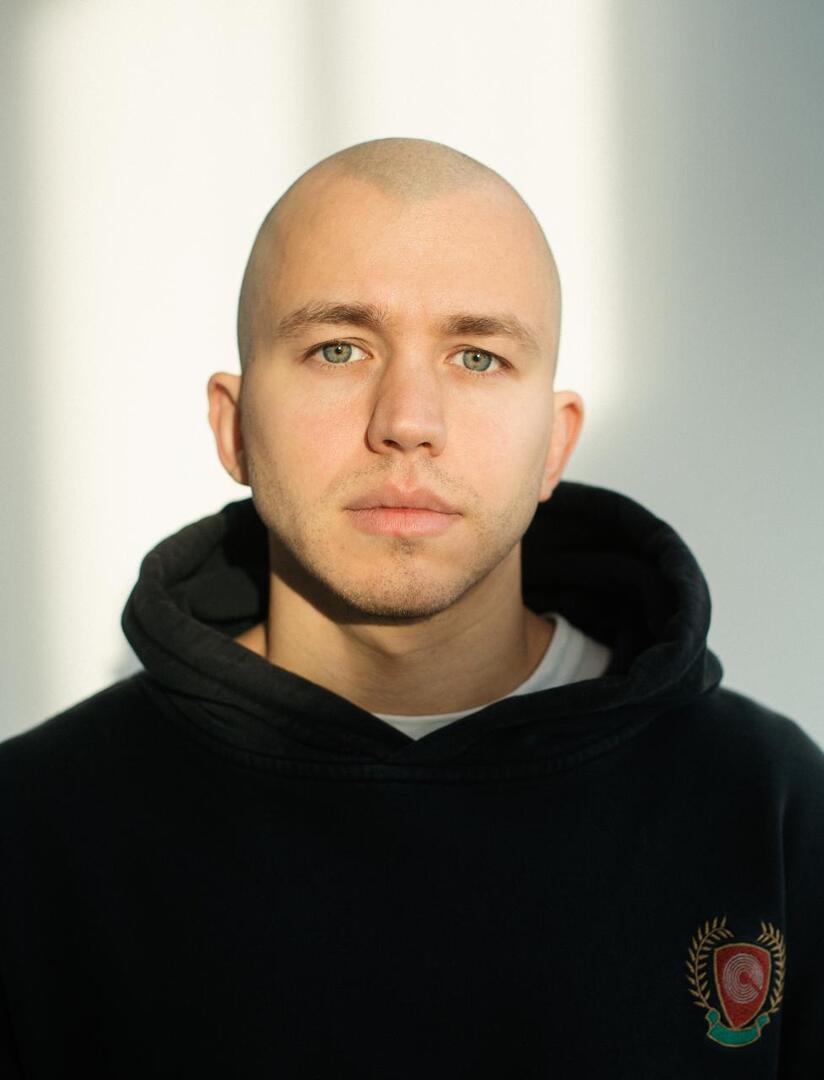 «От себя не убежишь»: Сергей Романович о возвращении в кино, пережитом хейте, религии и отношениях с женой