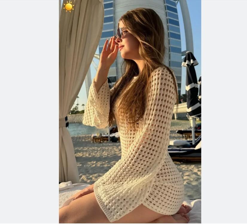 18-летняя дочь актера Олега Табакова Мария снялась на пляже в белой тунике