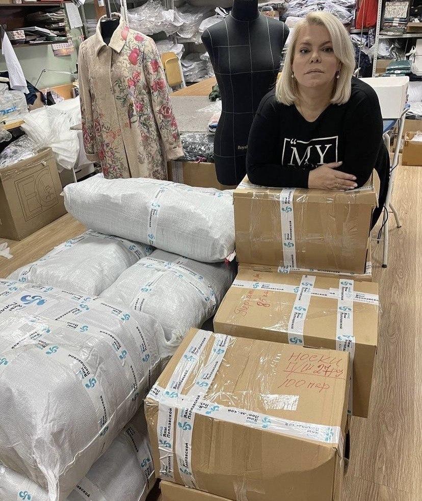 Яна Поплавская с гуманитарной помощью солдатам