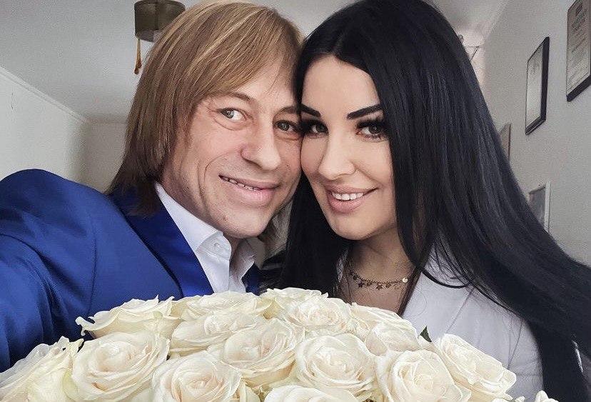 Опубликованы первые кадры с регистрации брака вдовы Пьера Нарцисса с певцом Евгением Шахраем